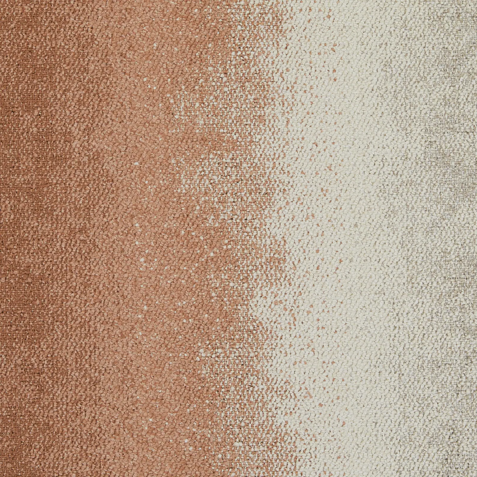 Interface Connected Ethos tapijttegels in een overgang van terracotta naar beige