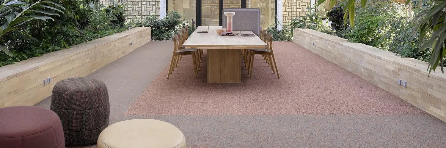 Desso AirMaster tapijt voor projectvloeren: Salina Gold 9533 met warme goudtinten en Tierra Gold 4432 met rijke, aardse tonen. Luxueuze textuur, geluiddempend en duurzaam voor intensief gebruikte zakelijke ruimtes.