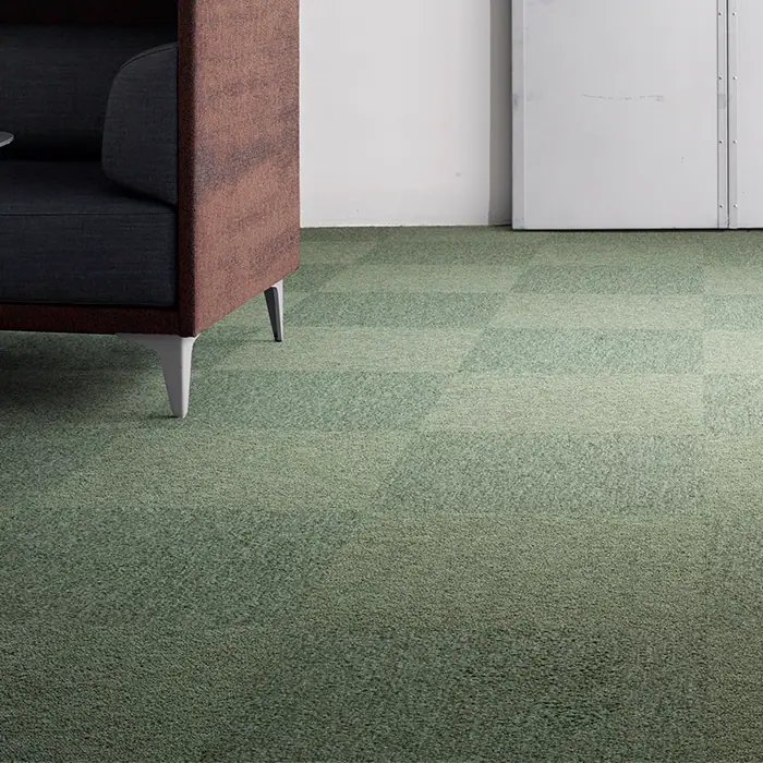 Een moderne kantoorruimte met Heuga 530 tapijttegels, om en om gelegd in een stijlvol patroon. De tapijttegels hebben een neutrale kleur die de ruimte een professionele en uitnodigende uitstraling geeft. De inrichting van het kantoor is minimalistisch met strakke lijnen en functionele meubels, waardoor de vloerbedekking extra opvalt.