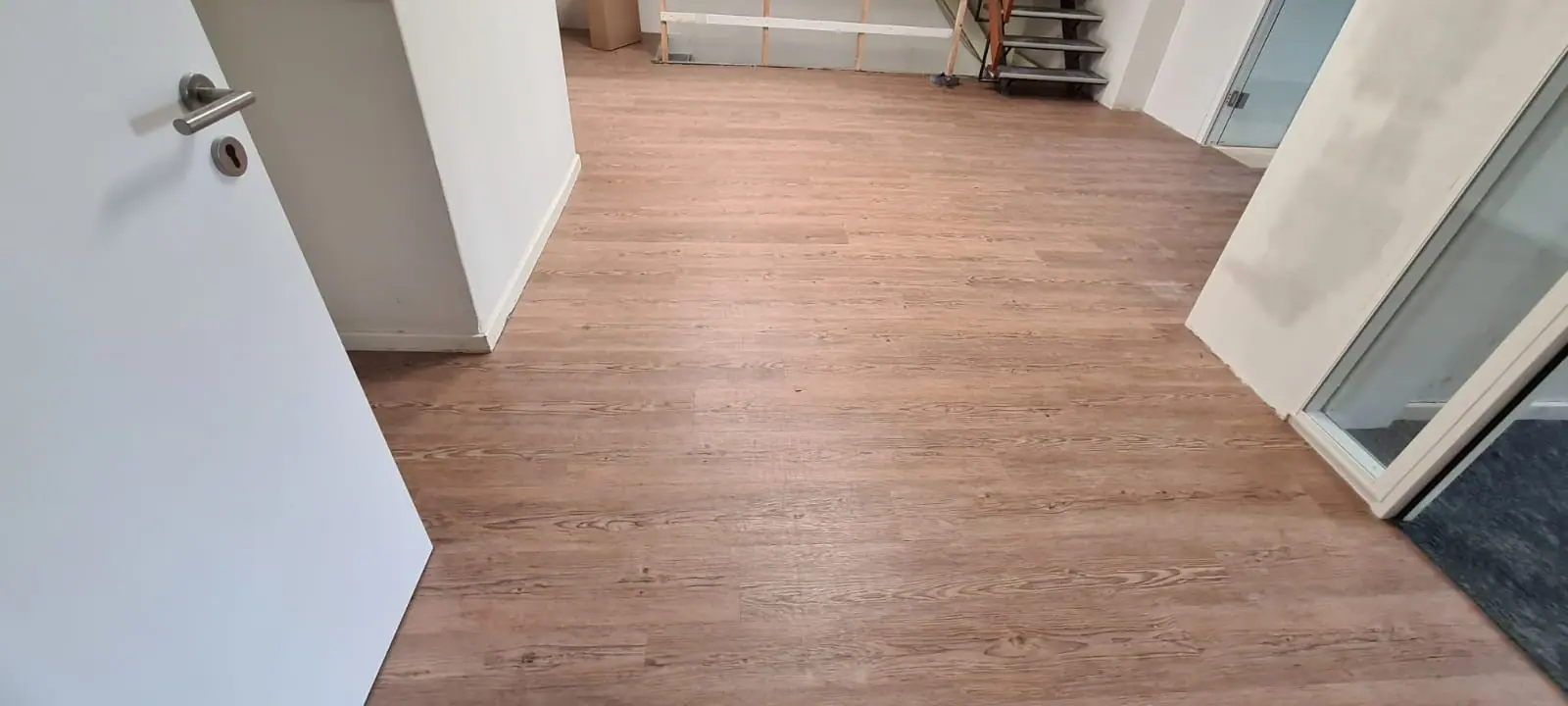 Gang in een Utrechts kantoor met PVC stroken in houtlook