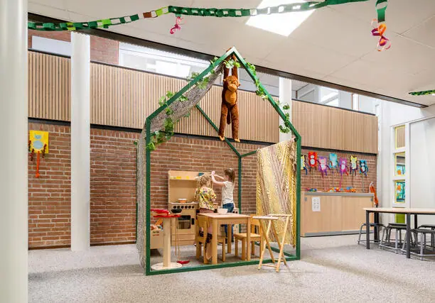 Speelhoek in basisschool De Sprong met lichtgrijs tapijt