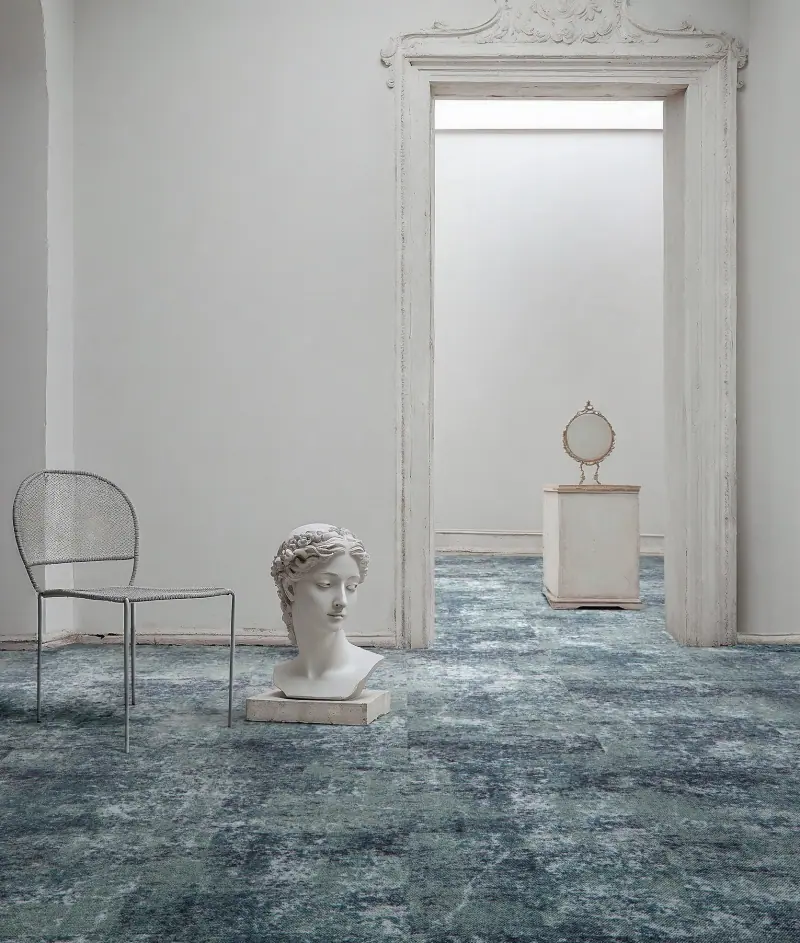 Luxe kantoorruimte met Bloq Sensity tapijttegels in een natuursteenpatroon, met een neutraal kleurenpalet en elegante textuur.