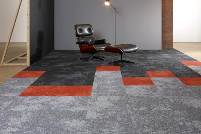BLOQ Renegade 946 Graphite en 921 Elephant met banen in 218 Paprika in een lounge