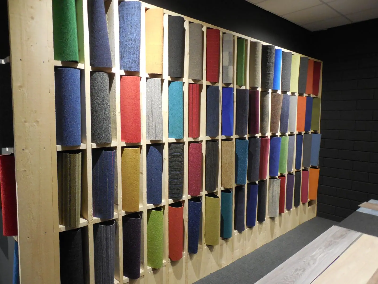Wand met stalen van tapijttegels in de showroom