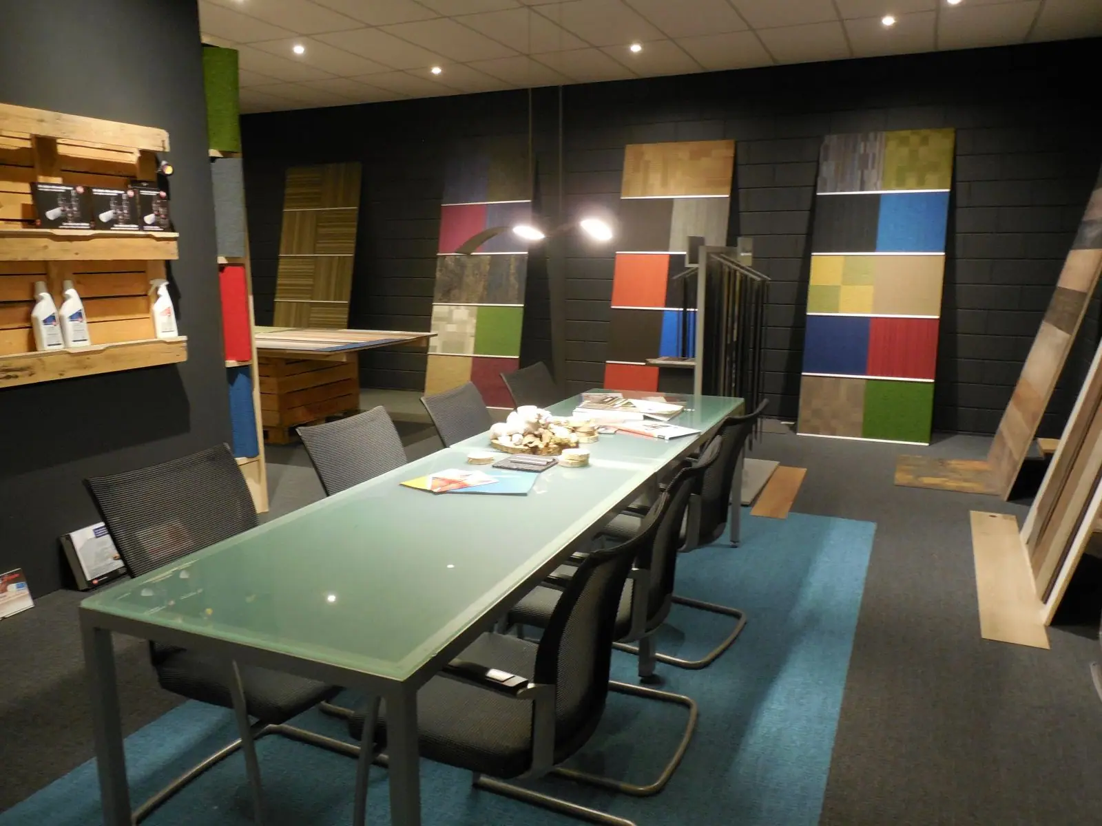 Vergadertafel in de showroom met tegelstalen aan de wand