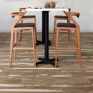 Interface Earthen Forms vinyl in verweerde houtlook onder een statafel met barkrukken