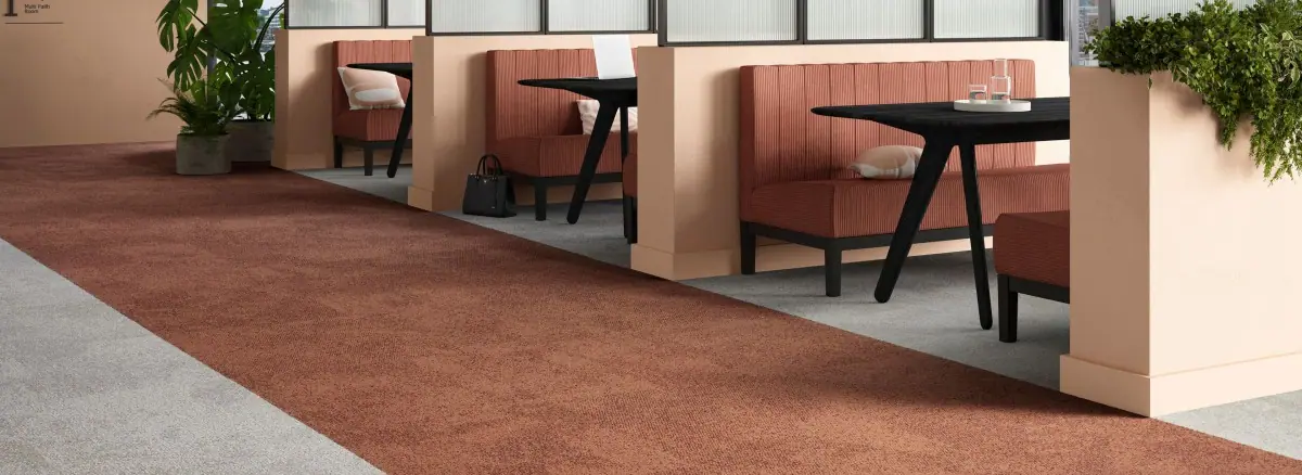 Kantoorruimte met Interface Recreation-tapijttegels in natuurlijke grijs- en aardetinten, aangevuld met levendige kleuraccenten voor zone-indeling.