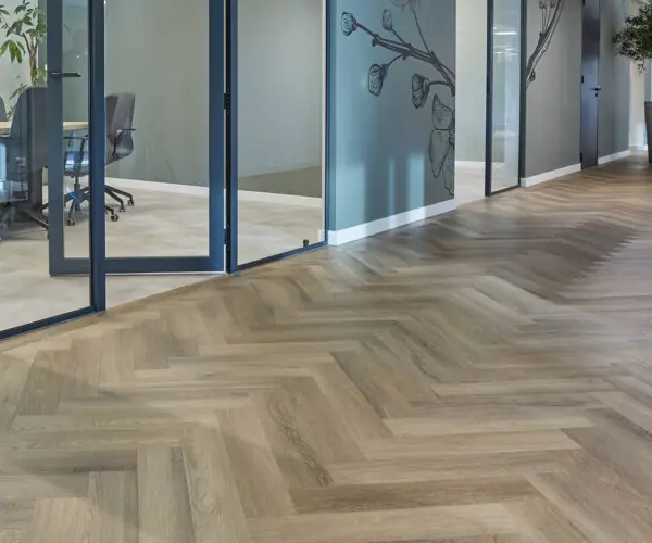 PVC-vloer met houtlook in een zakelijke ruimte