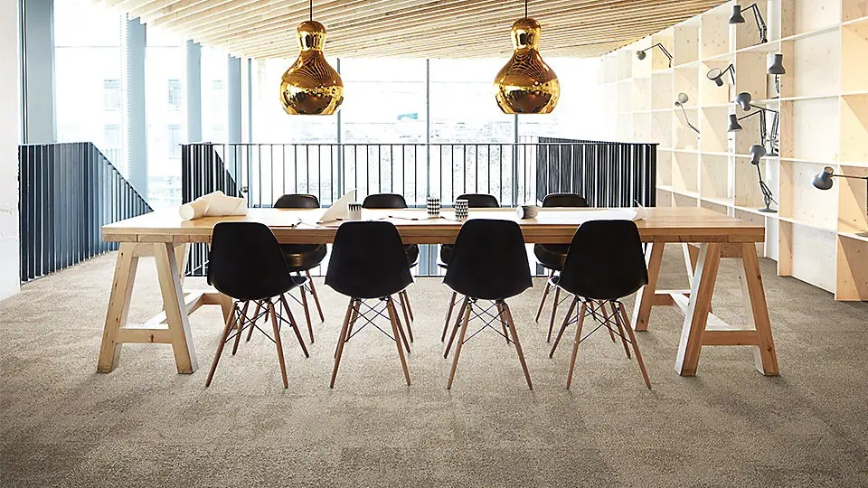 Vergaderruimte met houten tafel op beige tapijttegels