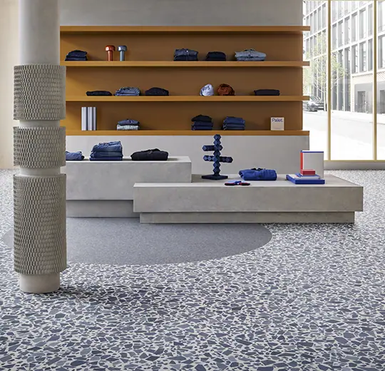 Moderne vinyl vloer met natuursteenlook in een zakelijke ruimte, onderdeel van de Forbo Eternal Material collectie