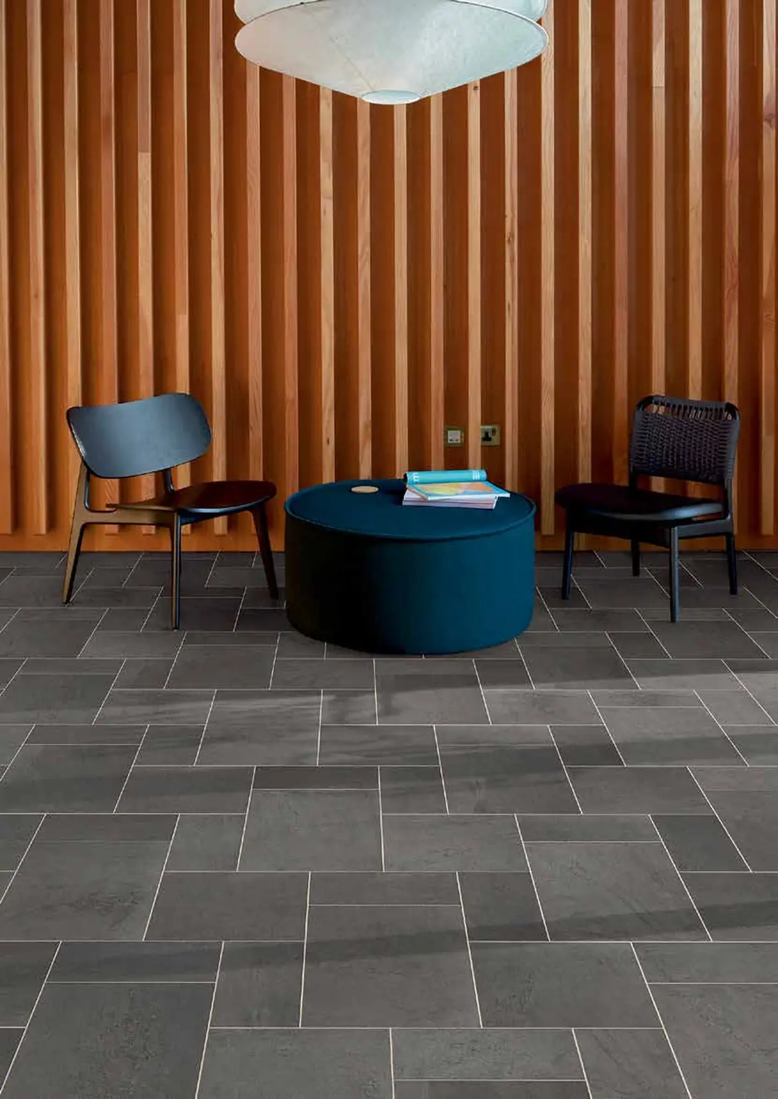 Amtico Form Char in Pavestone patroon met siernaden