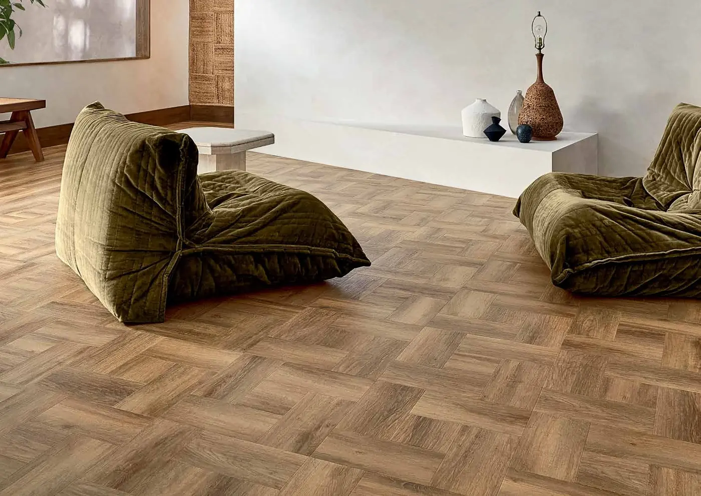 Amtico Form Falun Oak in Broad Weave met een rand in Stripwood
