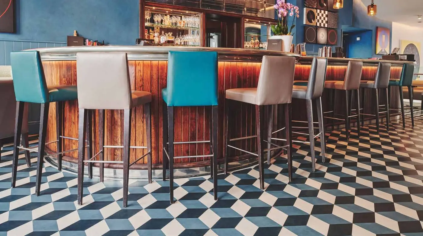Bar met een kubuspatroon op maat in Amtico Signature
