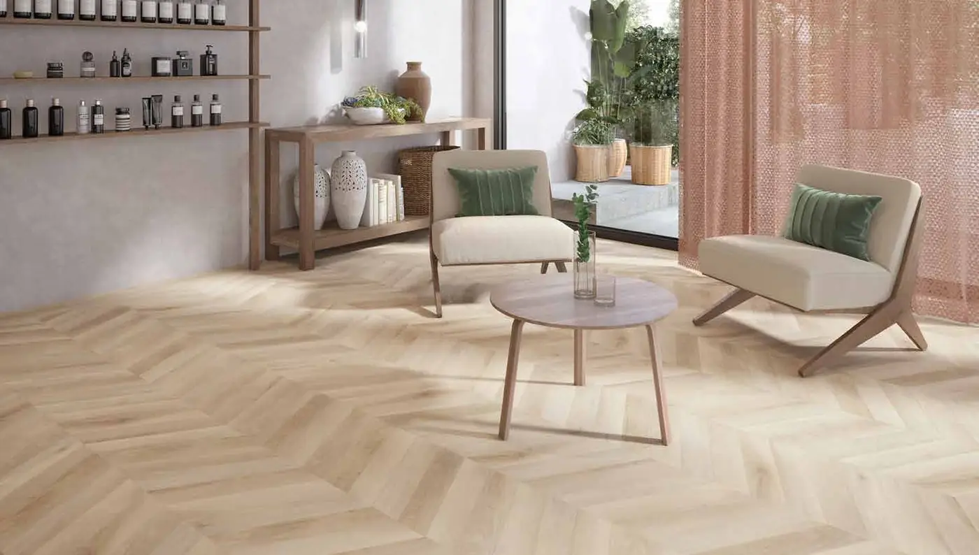 Lounge met een lichte Amtico Signature houtvloer in chevron