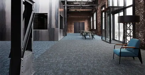 Moderne kantoorruimte met industriële Desso Jeans tapijtvloer in donkergrijs en blauw