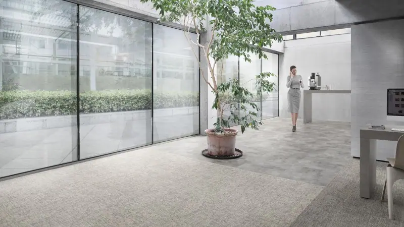 Desso Linon tapijttegels in licht beige kleurstelling in moderne kantooromgeving