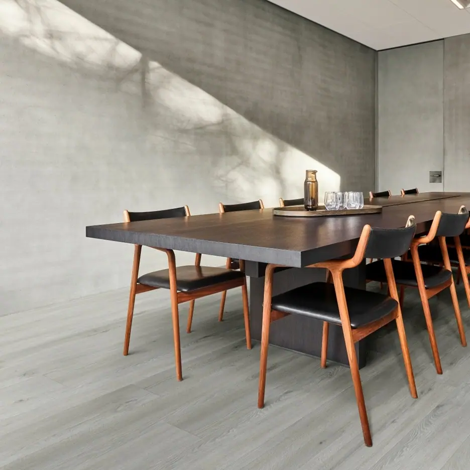 Lichtgrijze PVC vloer van Moduleo Intoo Galtymore Oak, met houtstructuur, los gelegd in een moderne ruimte zonder permanente lijm.