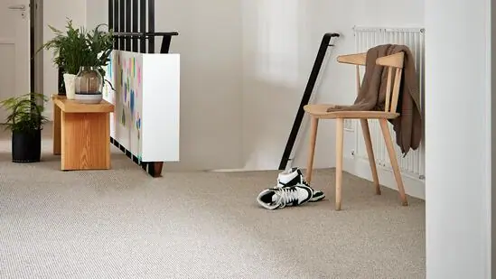 Kantoorruimte met Parade Studio AirMaster tapijt in beige tinten, voorzien van modern meubilair en natuurlijke lichtinval.