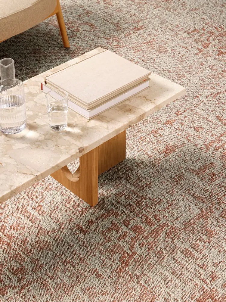 Interface In Motion in de kleur Ripple onder een salontafel