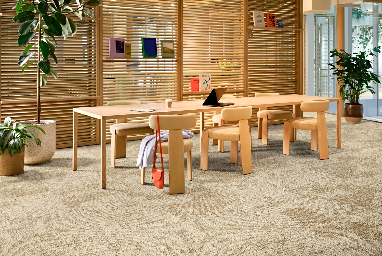 Interface In Motion en Shift Point in de kleur Swing in een werkruimte