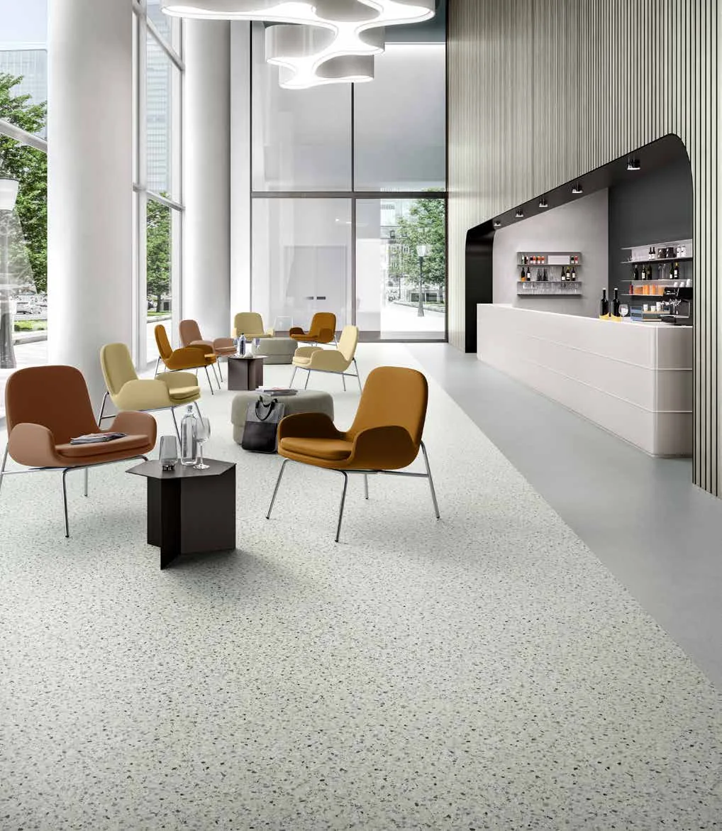 Ontvangstruimte met IVC Isafe 70 Coronet 594 terrazzo en Sand 594