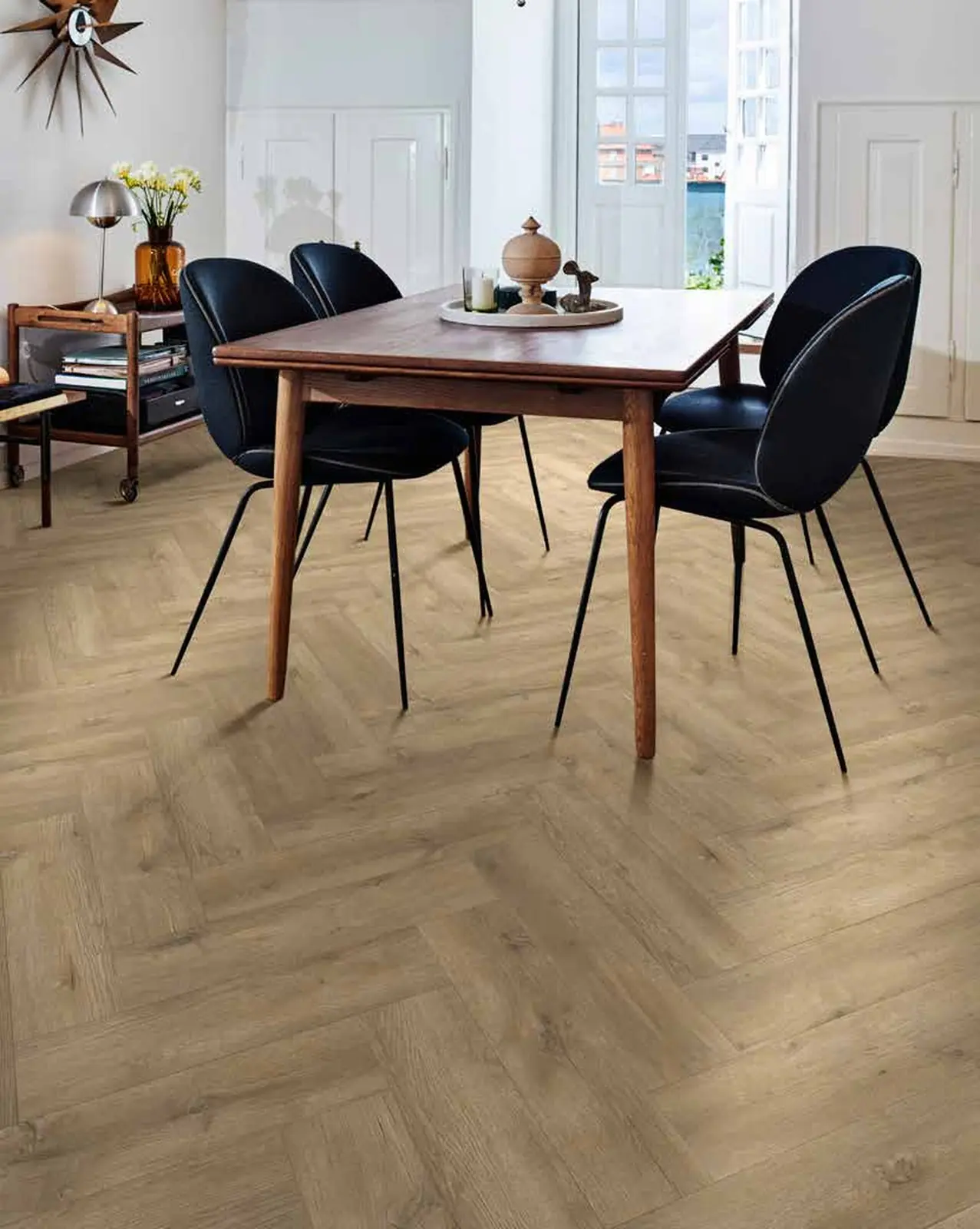 Moduleo Divino Major Oak 53452 in visgraat in een eetkamer