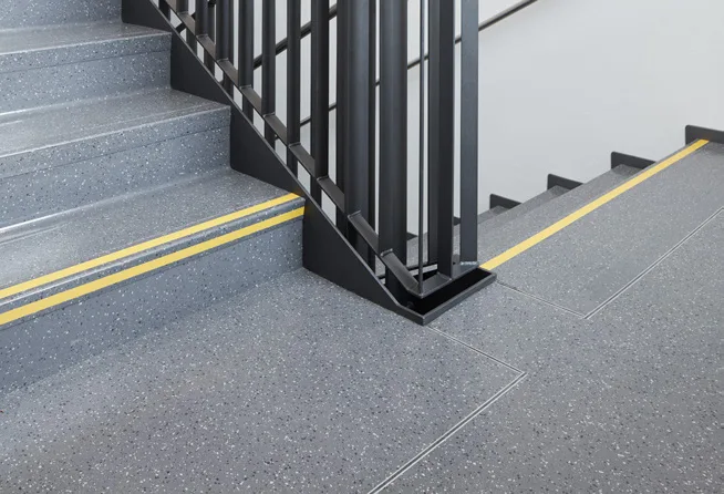 Trappenhuis met Norament 926 grano trapvormen in kleur 5304 en gele signaalstrepen