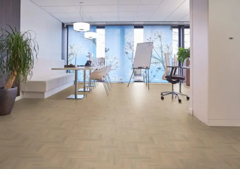 Starq P590 visgraat pvc vloer dryback_warm_beige in een sfeervolle ruimte met natuurlijke lichtinval, gelegd in een strak visgraatpatroon met warme beige tinten.