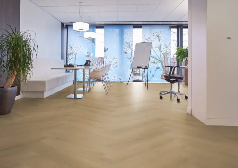 Straq P640 visgraatvloer in Light Oak kleur, gelegd in een moderne ruimte met natuurlijke lichtinval.