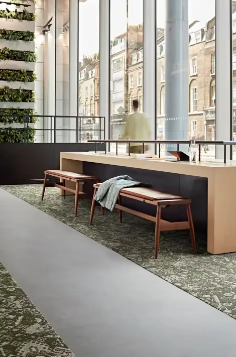 Interface Reeling tapijttegel in Avocado 9962003 met geometrisch patroon geïnspireerd op traditioneel Turks textiel, geschikt voor moderne kantoor- en hospitalityruimtes.
