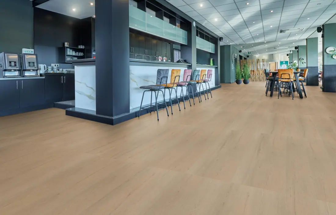 Restaurantinterieur met STRAQ P460 dryback natural oak projectvloer; warme houtlook, moderne en duurzame uitstraling.