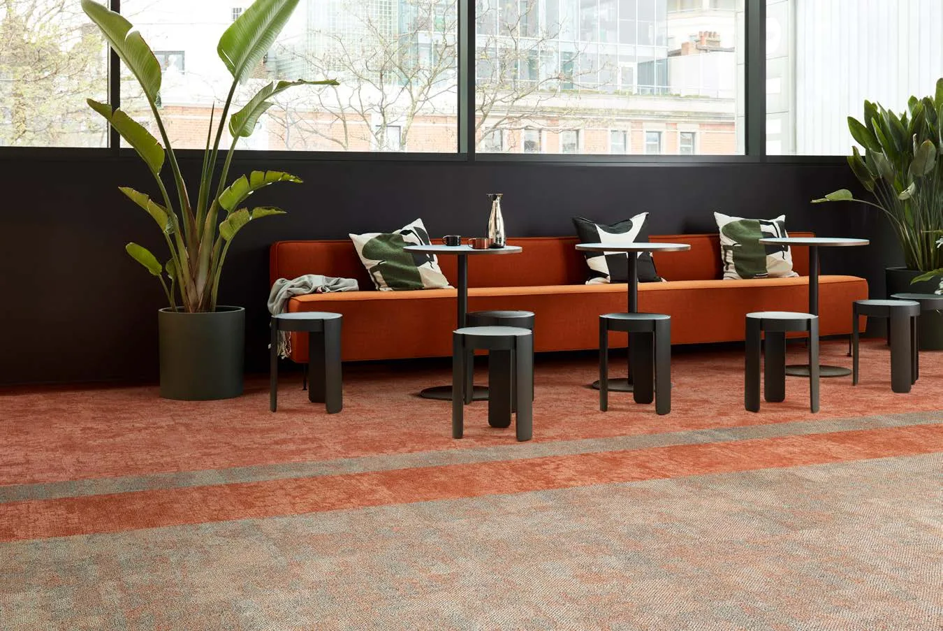 Interface Escarpment met stroken Dry Bark, beide in Desert Sands, in een koffiehoek