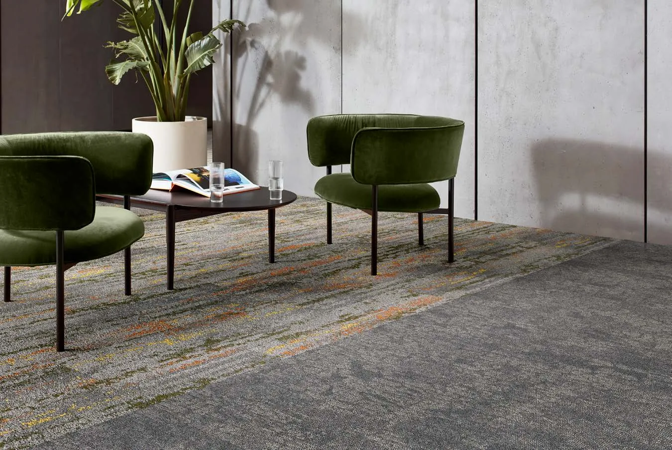 Interface Undulating Water in Spinifex en Escarpment in Spinifex Neutral in een lounge