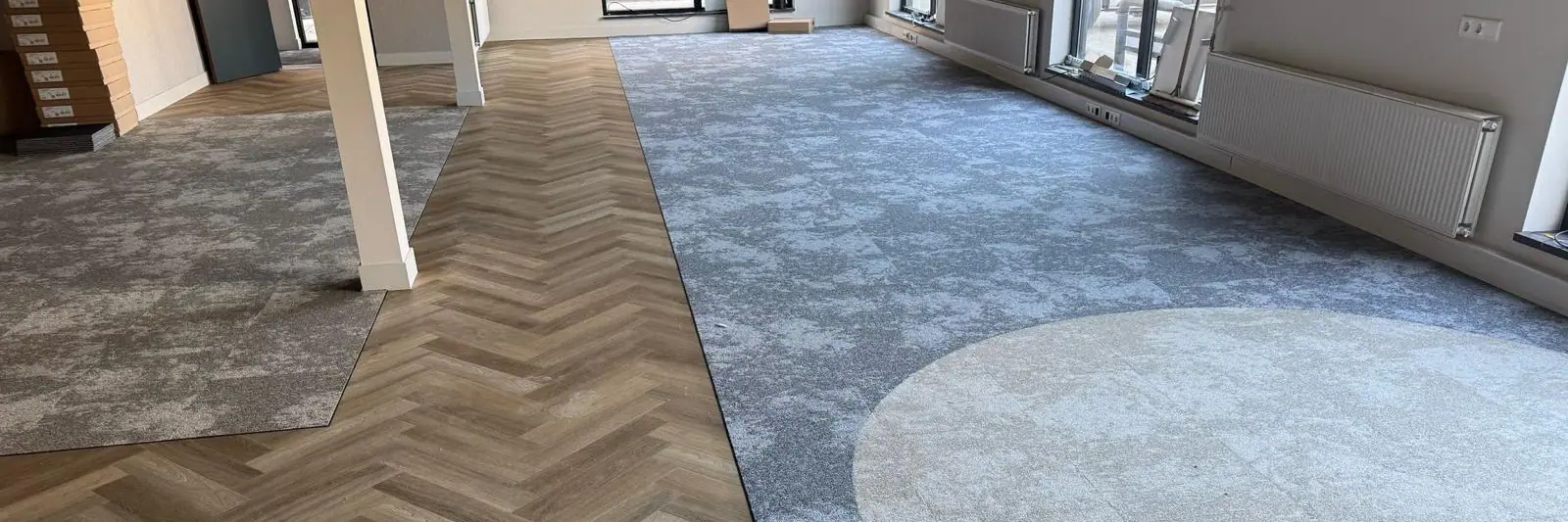 BLOQ Renegade tapijttegels met Straq visgraat in een showroom in Hilversum