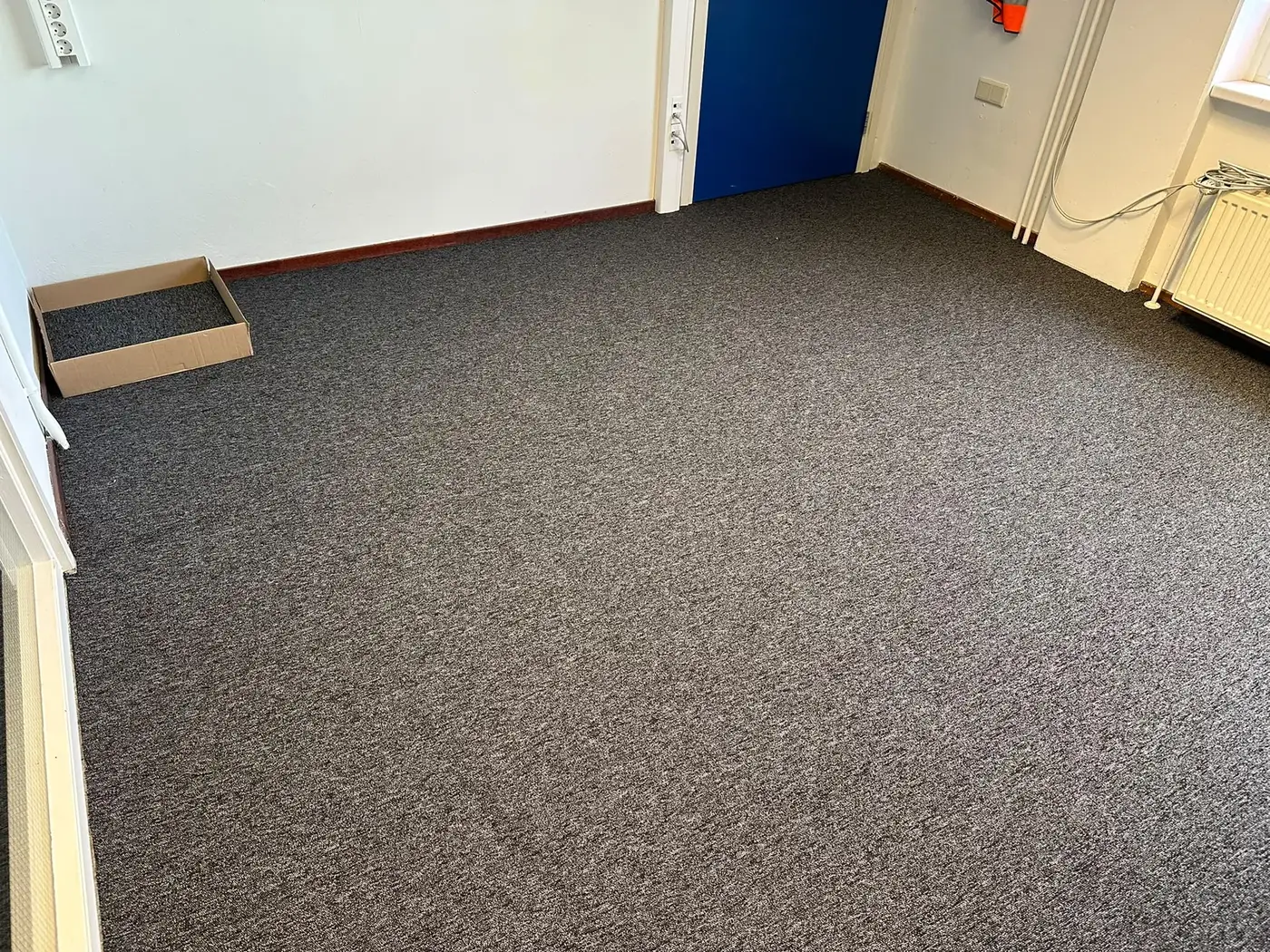 Kantoor in een school met BLOQ Tradition 940 Anthracite tapijttegels onder een zit-sta bureau