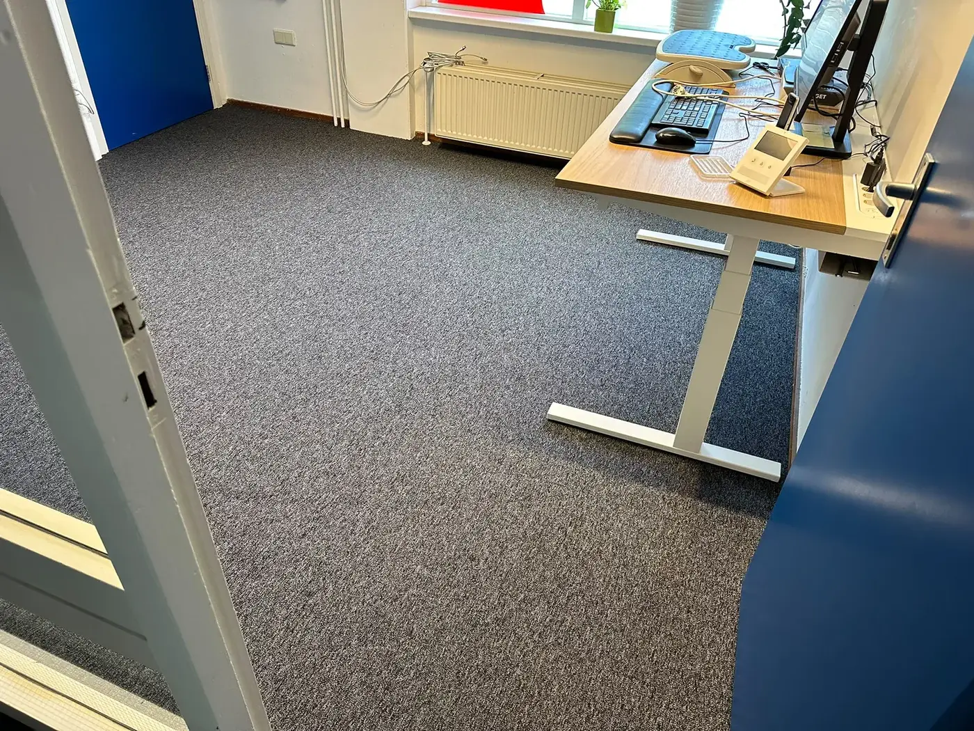 Lege kantoorruimte in een school met antraciet BLOQ Tradition tapijttegels