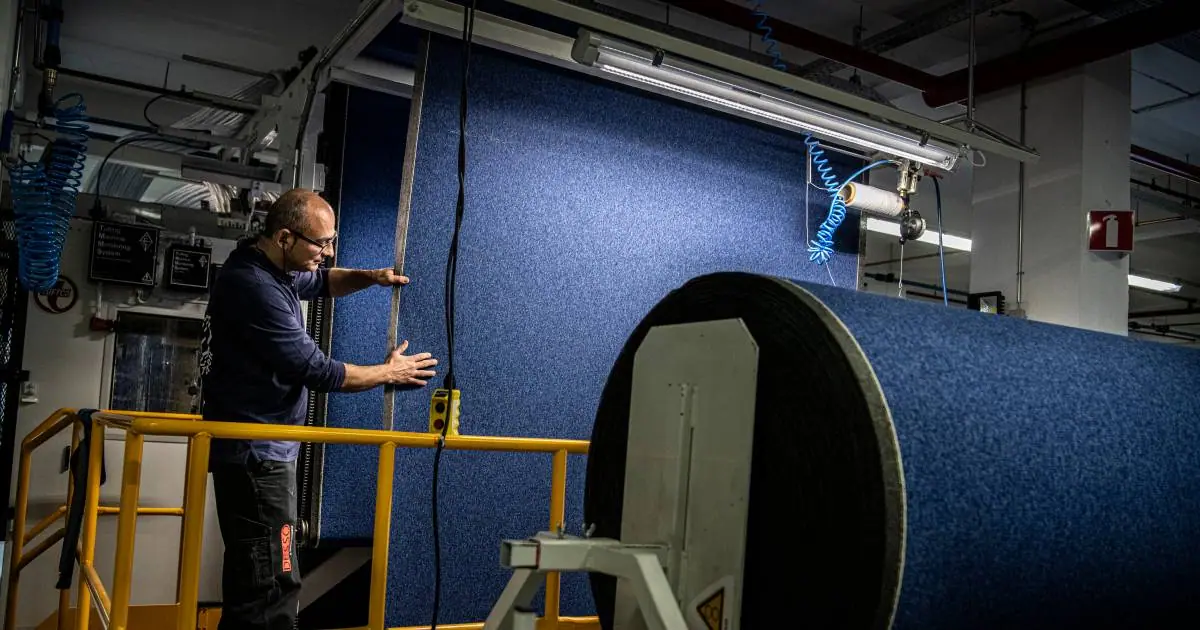 Hier wordt het tapijt geproduceerd in de Desso tapijt fabriek