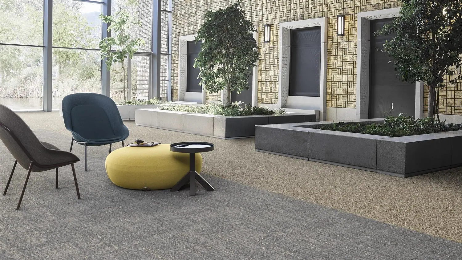 Moderne kantoorruimte met DESSO AirMaster Nazca Gold tapijttegels in warme goudtinten, met geweven textuur en subtiele grafische accenten.