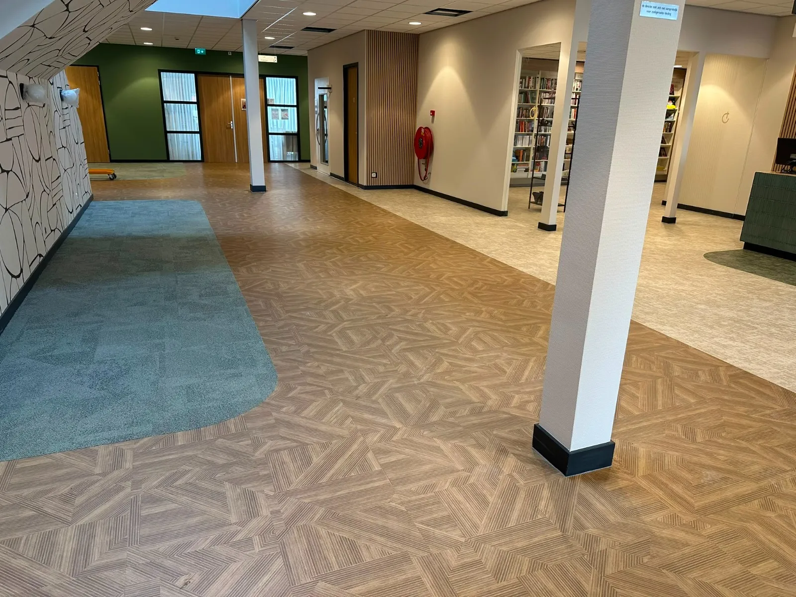 Algemene ruimte met Interface LVT en een groen vlak Paver-tapijttegels