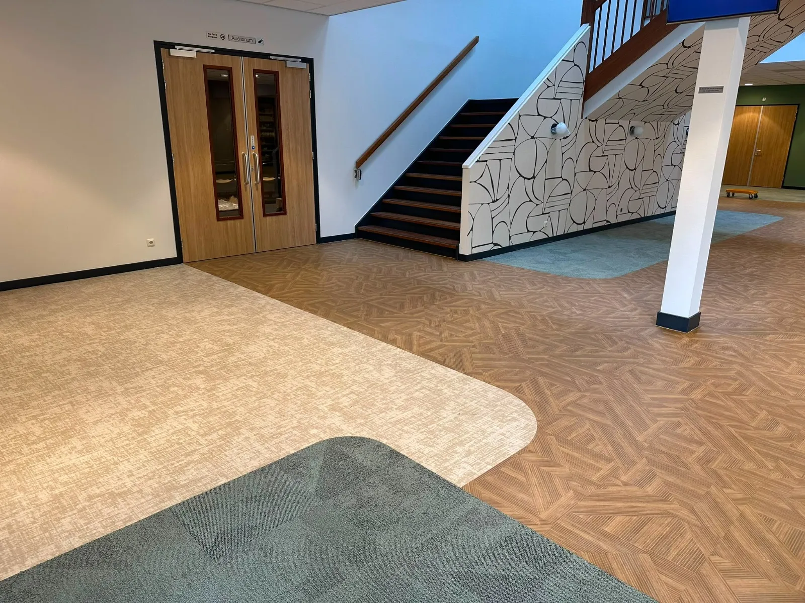 Entree bij de trap met Interface LVT en een vlak Paver in Sage