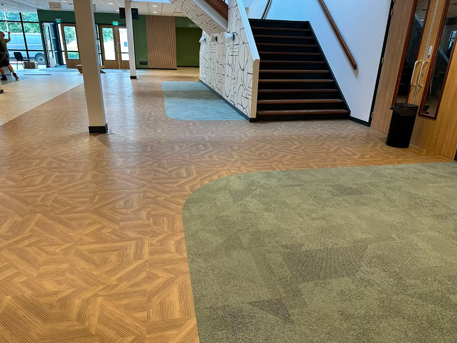 Hal bij de trap met Interface Cut & Form LVT en Paver in Sage