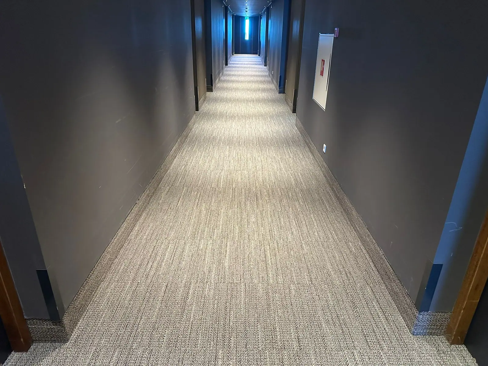Hotelgang met gestreept tapijt in het Mercure hotel