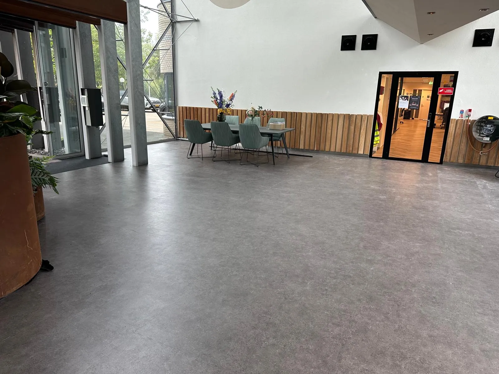 Open ruimte met Tarkett iD Tilt Denver Ashen pvc-vloer, glazen gevel en eettafel