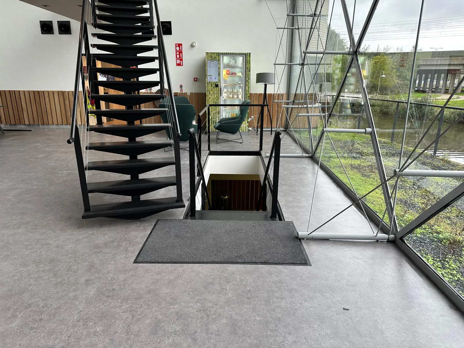 Tarkett iD Tilt Denver Ashen bij de trap en de glazen gevel in Hoofddorp