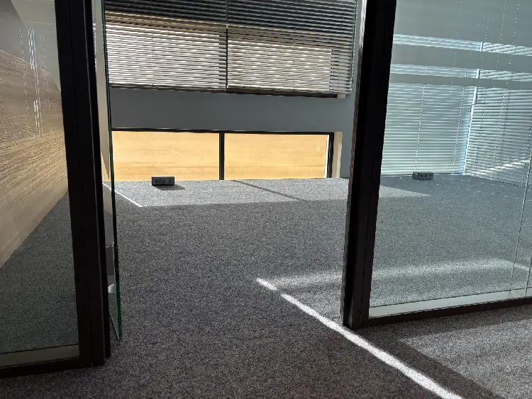 Grijze tapijttegels in een kantoor in Bergschenhoek