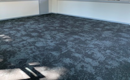 Ontdek de stijlvolle tapijttegel BLOQ Renegade gelegd in Hernen!