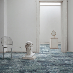Luxe kantoorruimte met Bloq Sensity tapijttegels in een natuursteenpatroon, met een neutraal kleurenpalet en elegante textuur.