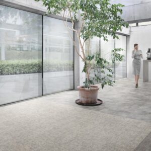 Desso Linon tapijttegels in licht beige kleurstelling in moderne kantooromgeving