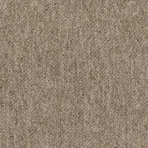 Desso Essence 2915 licht beige tapijttegel in een moderne, zakelijke interieursetting met zachte textuur en neutrale uitstraling.