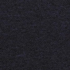 Desso Essence 3842 tapijttegels in donkerblauw met paarse gloed, gelegd in een moderne ruimte met strakke lijnen en zakelijke uitstraling.